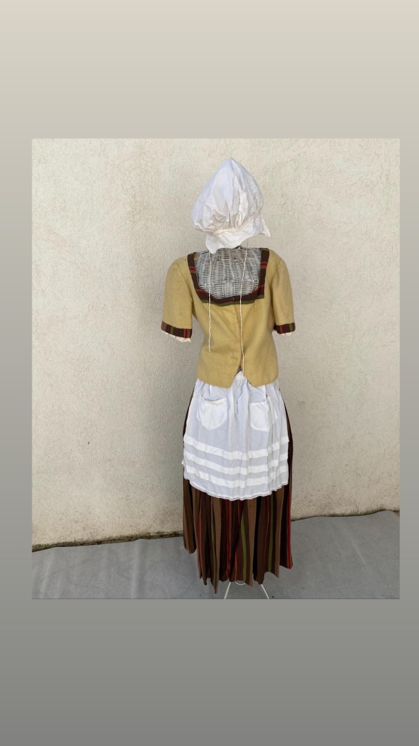 Nos costumes, robes de noblesse et servante